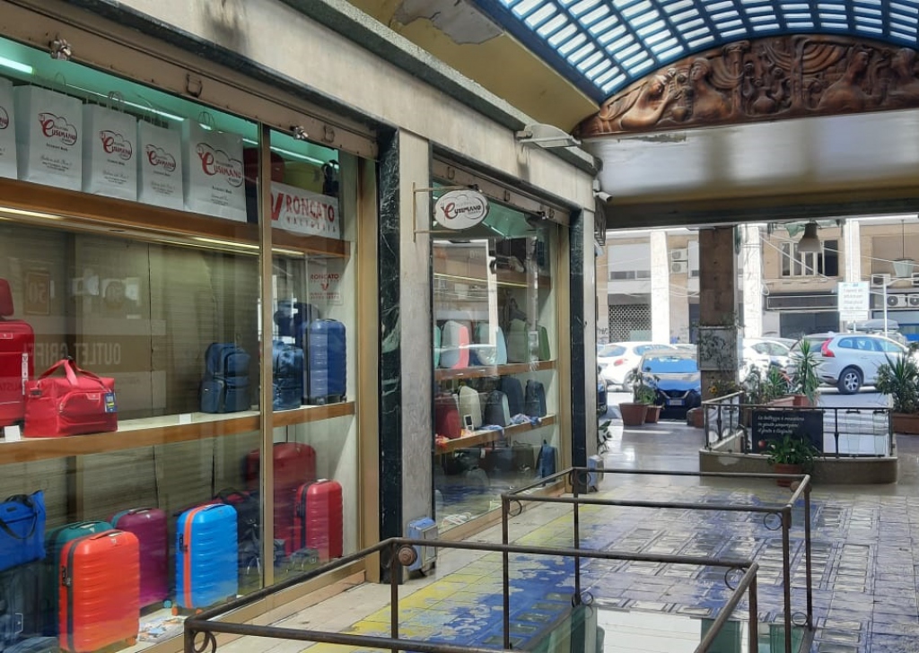 Locale commerciale in vendita  piazzale Ungheria 7, Palermo, località Libert