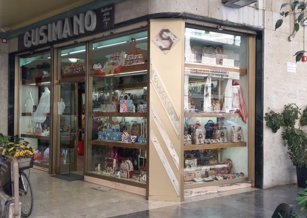 Locale commerciale in vendita  piazzale Ungheria 7, Palermo, località Libert
