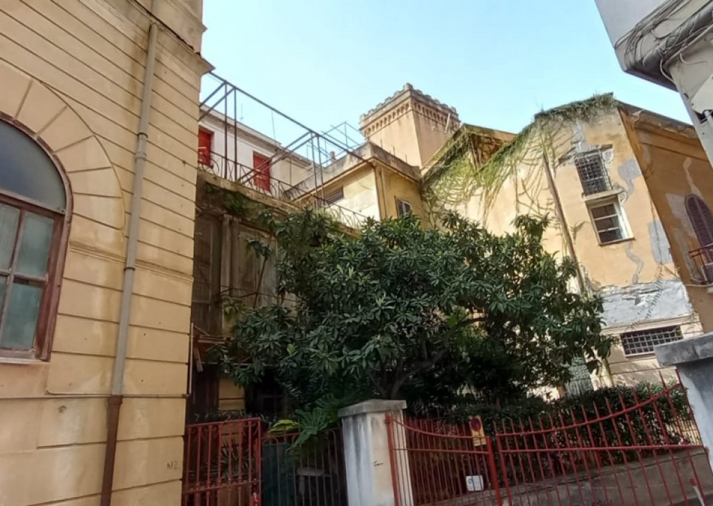 Appartamento in vendita  1550 m², Palermo, località Piazza Principe di Camporeale/Finocchiaro Aprile