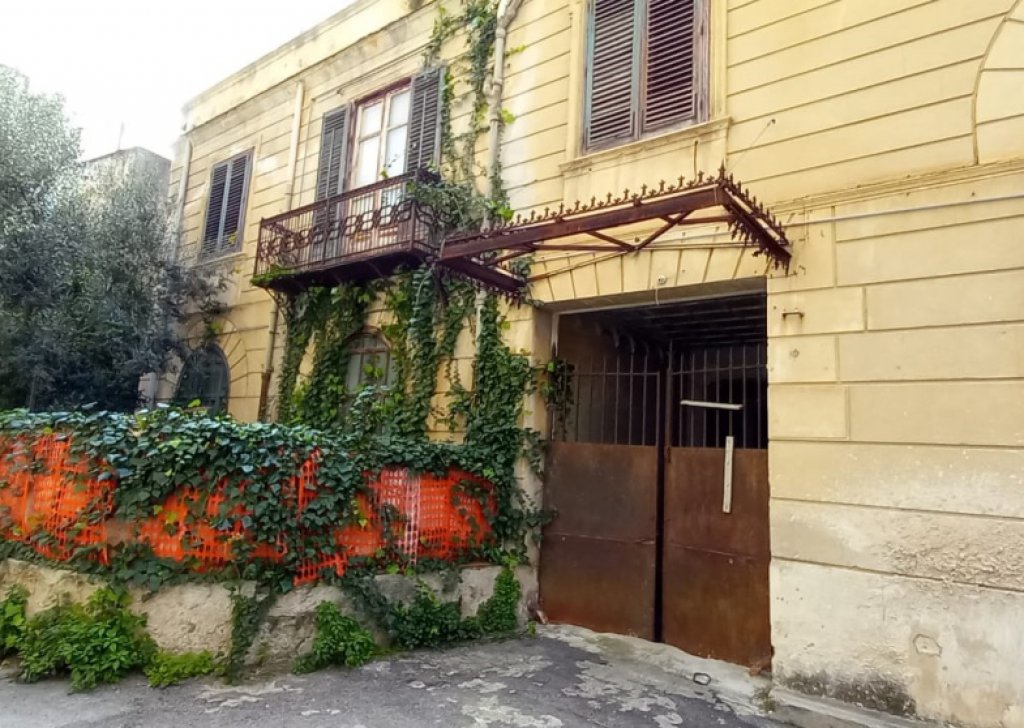 Appartamento in vendita  1550 m², Palermo, località Piazza Principe di Camporeale/Finocchiaro Aprile
