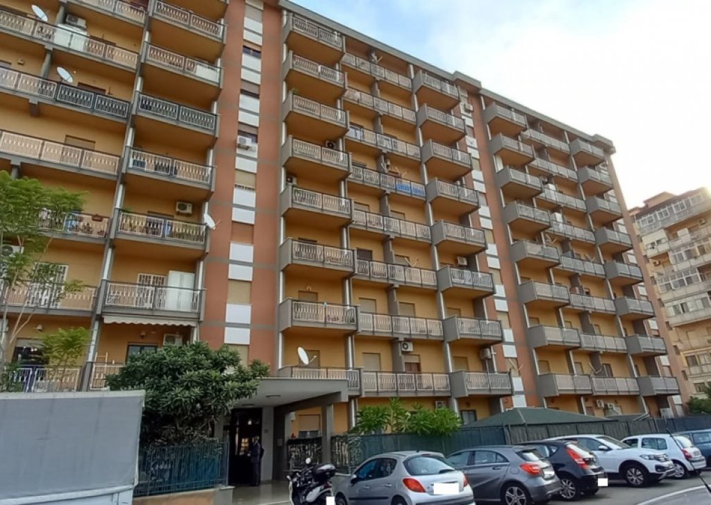 Vendita Appartamento Palermo - VIALE REGIONE SICILIANA / VIALE DELLE SCIENZE: COMODO APPARTAMENTO MQ 176 4° PIANO Località Università/Villaggio S. Rosalia