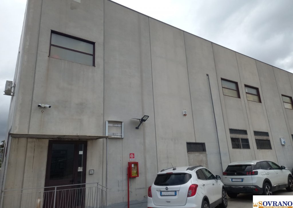 Locale commerciale in vendita  1700 m², Carini, località Carini / Villagrazia Di Carini