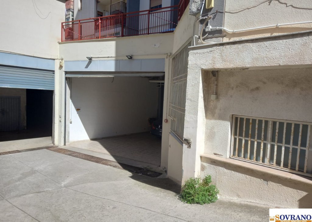 Magazzino in vendita  730 m², Palermo, località Galileo Galilei/Palagonia/Giotto