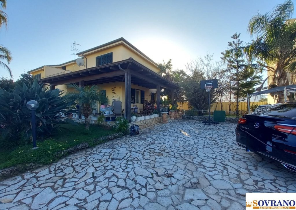 Villa Indipendente/Bifamiliare/Schiera in vendita  via Amerigo Vespucci 228, Carini, località Carini / Villagrazia Di Carini